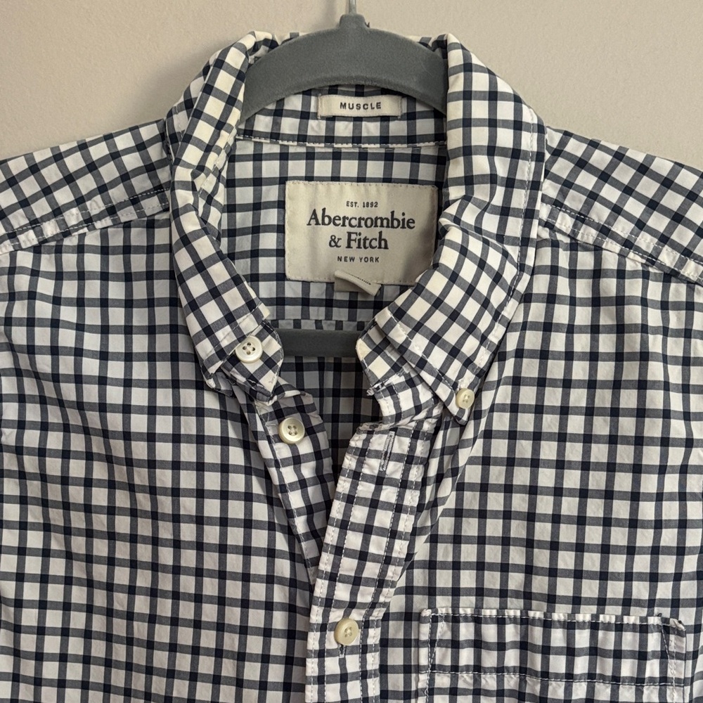🛍️ Abercrombie & Fitch Men's Navy and White Plaid Shirt